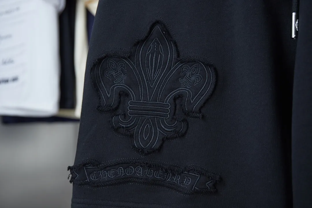 🅿️210 Ch*ome Hearte 2025ss new shorts Honbu patch cross embroidered shorts light luxury essential item for daily commuting for men and women Correct version Welcome to compare Detailed features · Made of 380g pure cotton health cloth fabric · Imported Tajima machine embroidery Honbu patch cross letters · Open mold to customize the original logo engraved hanging clock · Loose waist trousers · Double-needle sewing across seams · Original main mark, washed tag, moisture-proof paper packaging Color: Black/White Size: S M L XL